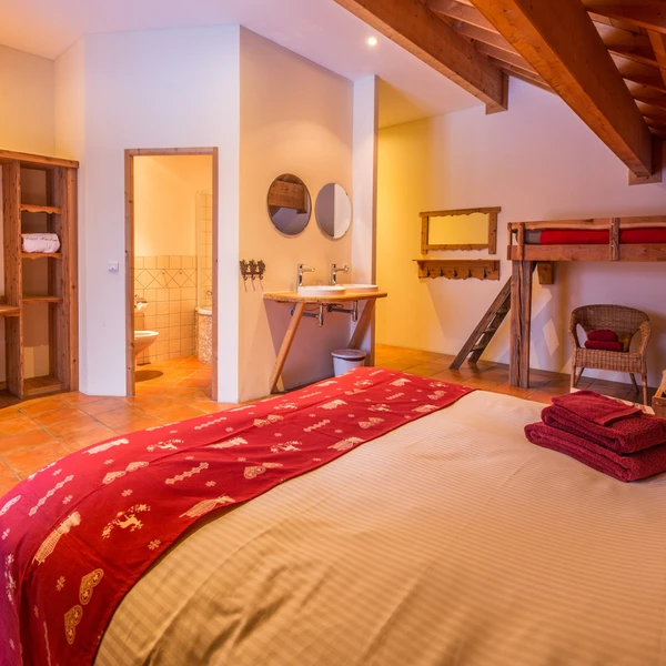 All rooms are comfortable in space for 2-3 or 4 people with private bathroom.
The wood finish provides the warm, cozy atmosphere of the mountains combined with modern details.


