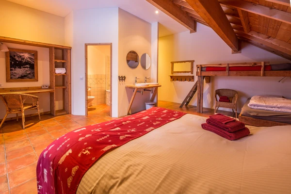 All rooms are comfortable in space for 2-3 or 4 people with private bathroom.
The wood finish provides the warm, cozy atmosphere of the mountains combined with modern details.

