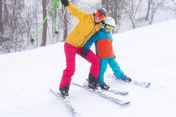 Puy St Vincent is a nice family-skistation with good ski-conditions. The Chalet is located at only 300 meters from the ski-slopes. It's ski-to-door if you're an experienced skier.
A free hop-on-hop-off-ski-bus is available during winterholidays.
 